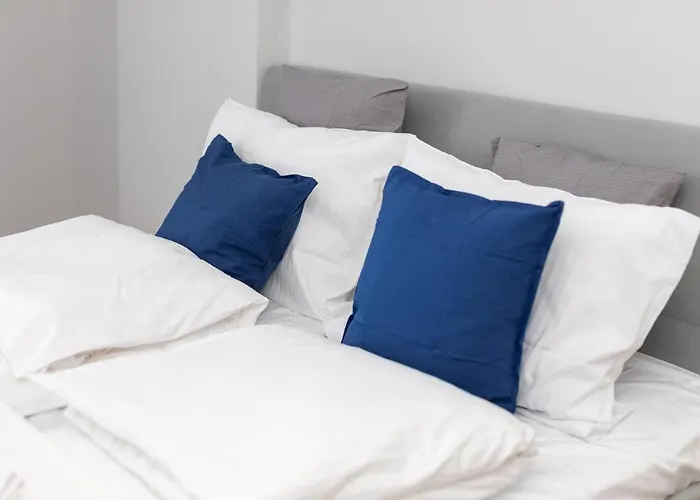 Ecru Spacious Modern With Skyline View Wwa13 Apartment