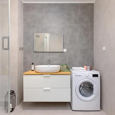 Ecru Spacious Modern With Skyline View Wwa13