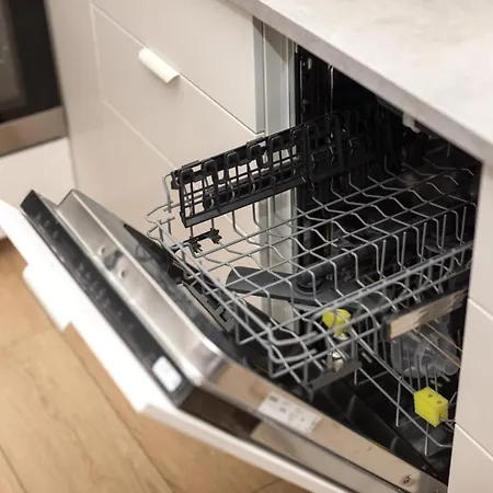 Ecru Spacious Modern With Skyline View Wwa13