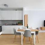Ecru Spacious Modern With Skyline View Wwa13 华沙