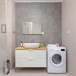 Ecru Spacious Modern With Skyline View Wwa13